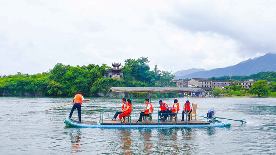Taohua Pond 10℃ Bamboo Rafting