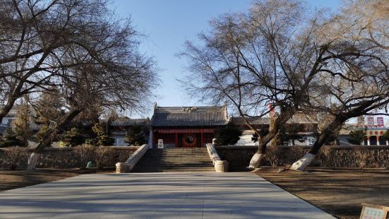 位於齊齊哈爾市龍沙公園內，交通便利，市中心位置，公園內景色宜