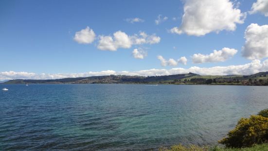 陶波湖特別大，大到像一片海，是來新西蘭南島旅行不可錯過的必玩