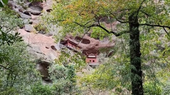 大金湖风景区内有一块巨大的岩石，传说中的某位同学曾经在此岩下