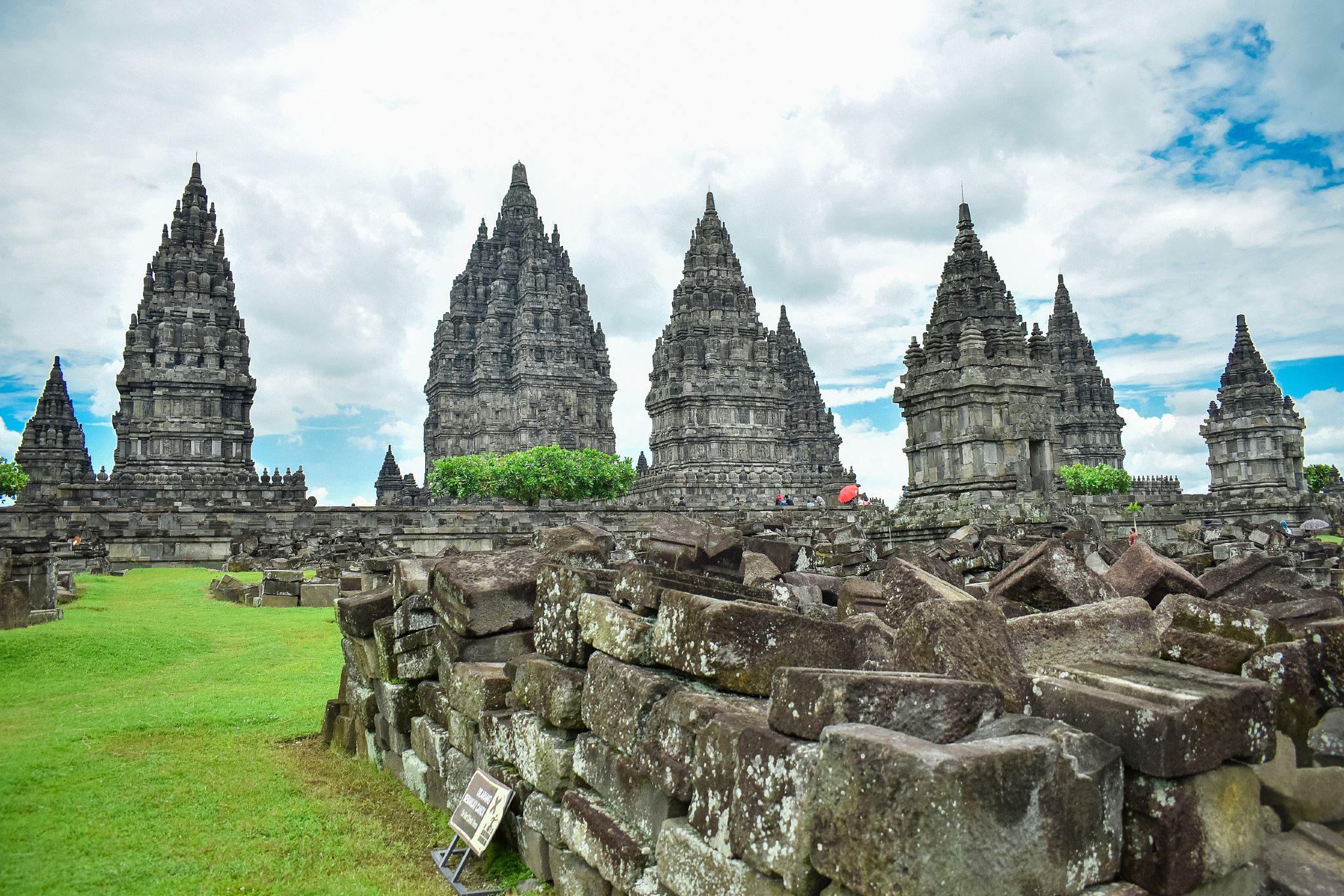 1-day tour of Yogyakarta, Borobudur Temple, Keraton Ngayogyakarta Hadiningrat, and Prambanan Temple