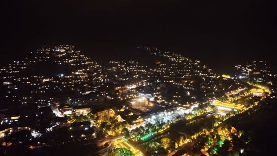 沒看過西江夜景，約等於沒到過西江千戶苗寨。夕陽落下，西江苗寨