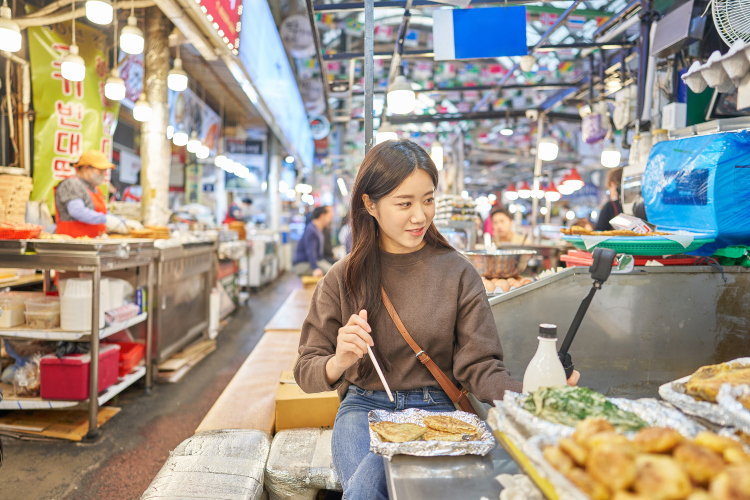 Netflixで有名な広蔵市場のカルグクス | Trip.com ソウル