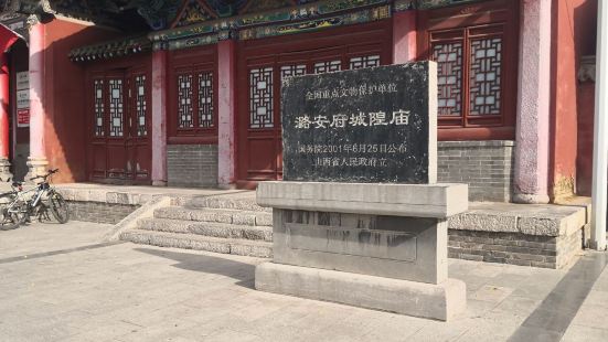 潞安府城隍是中国现存规模较大、保存较完好的城隍庙。从门口的神
