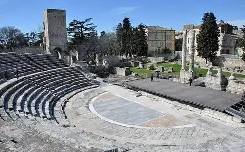 古代剧场也是一个罗马时期的遗留下来的建筑物，半露天娥性质，定