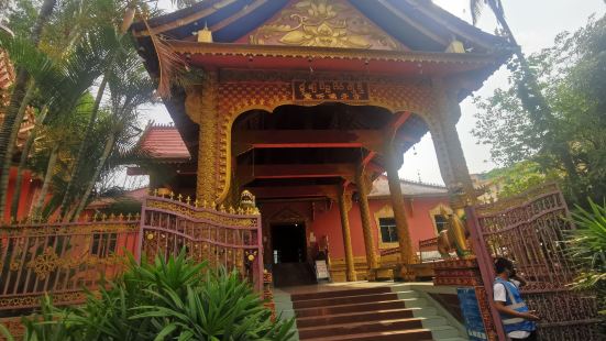 这是一个泰国色的寺庙，是进曼听公园前路过的，就在公园售票处的