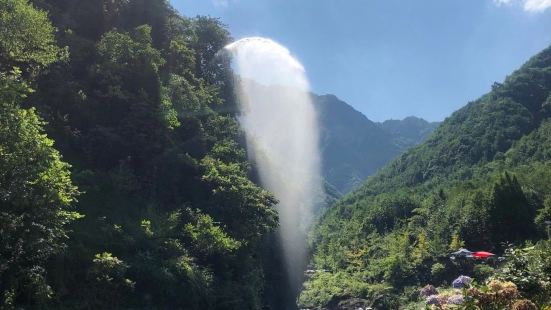 在某平台刷到蟠龙谷景区，正好遇上周末成都高温，开车过来玩下水