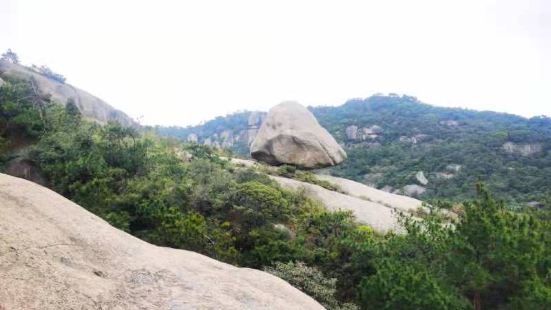 都说桂林山水甲天下，如水墨长卷的漓江，雾霭迷蒙，山峦叠翠。其