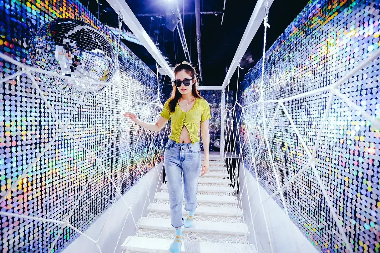 1_奇境迷宮探險館·復古輪滑·蹦床