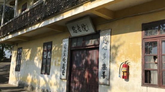 西竺园就在梧州市岗岭路珠投岭，是梧州近代最大的佛寺，有门楼、