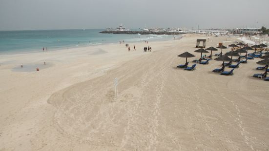 朱美拉海滩是迪拜重要景点之一，享受阳光，游泳及散步的最佳场所