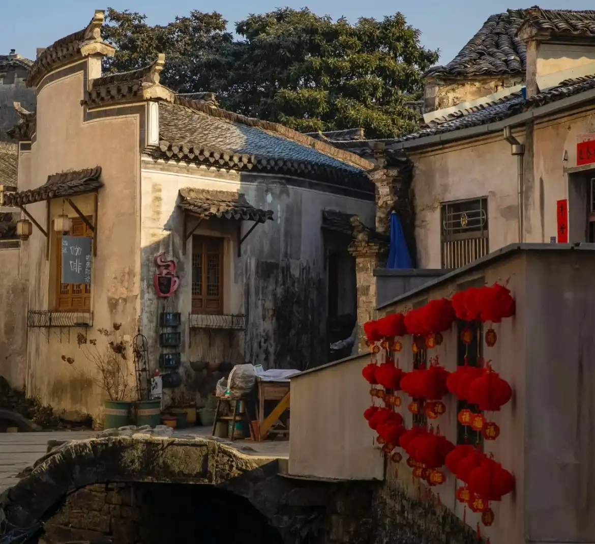 Hotels near Lengshui Village
