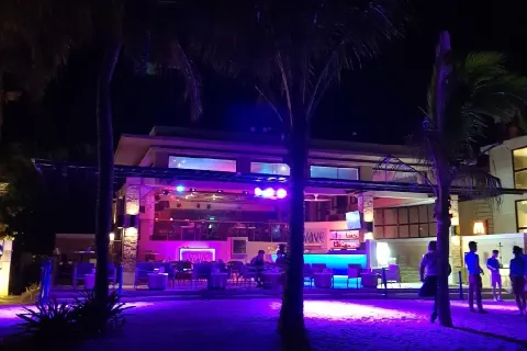 Wave Bar & Lounge at Henann Regency Resort & Spa