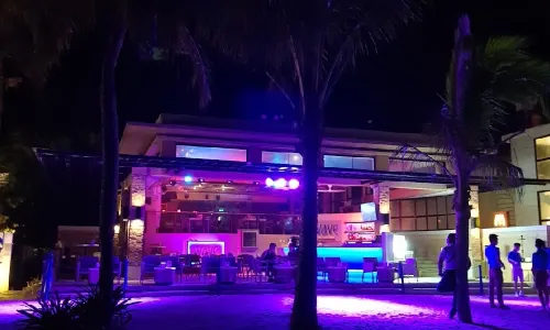 Wave Bar & Lounge at Henann Regency Resort & Spa