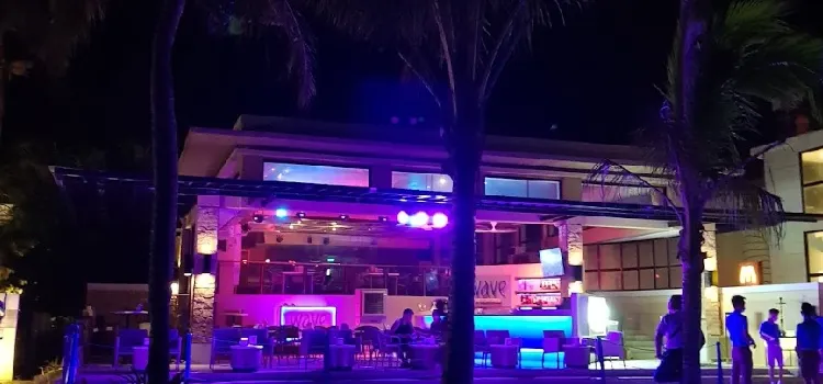 Wave Bar & Lounge at Henann Regency Resort & Spa