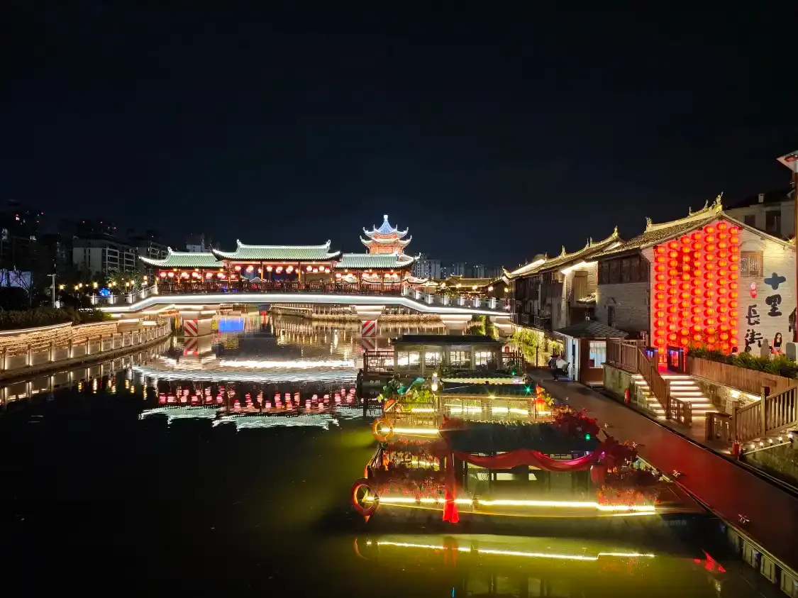 Отели рядом с достопримечательностью «Luqiao Shi Li Long Street»