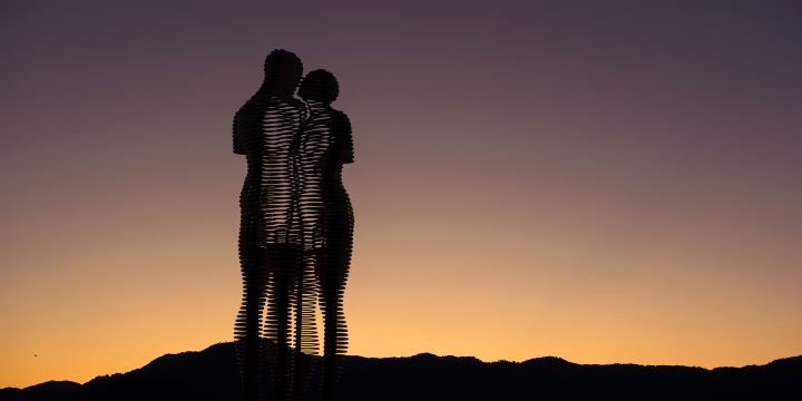 Ali & Nino Statue