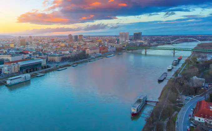 Vé máy bay Vác-xa-va Bratislava