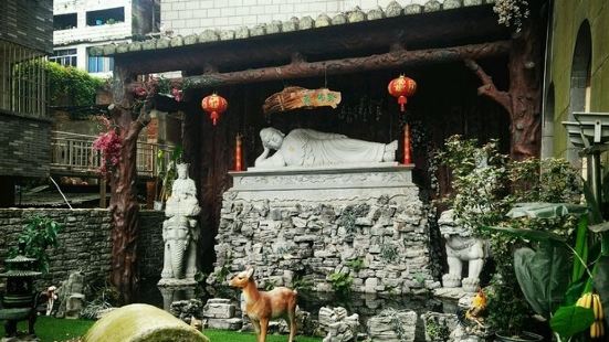 西来寺面临柳江，是柳州市尚存古寺之一，寺名取达摩祖师自天竺西