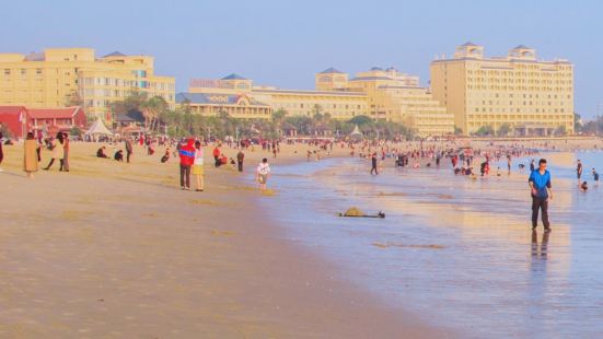 西沙湾在惠安海岸线不算风景最美，但是胜在最近崇武镇区，有不错