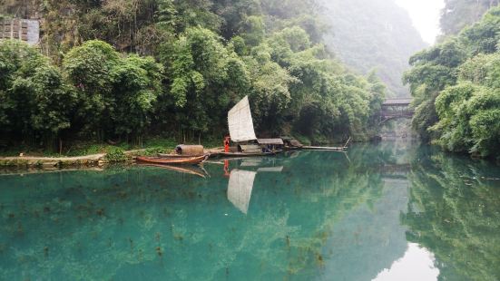 龙进溪是三峡人家最具风情的部分。乌篷船安静地泊在江面，美丽的