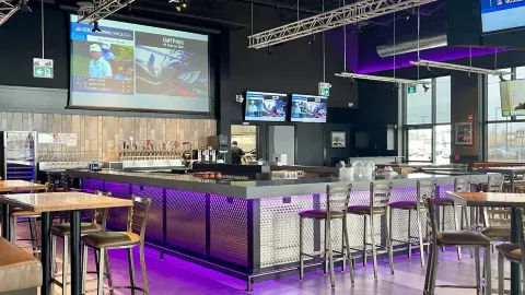 Tin Cup Sports Grill in ハミルトン