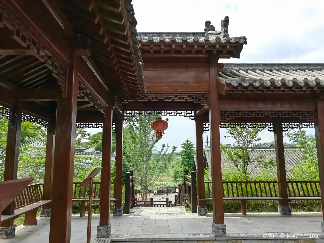 Hotels near Bainizhen