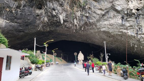 Chuanlong Cave