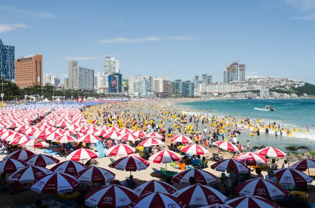 釜山海雲台海水浴場的夏日沙灘與天際線