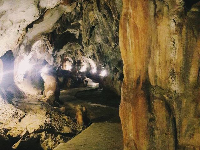 Exploring the gorgeous Tham Jang