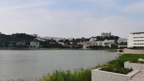 这个湖应该是一个泻湖，主要是缓冲一下海上的一些海水之类的，湖