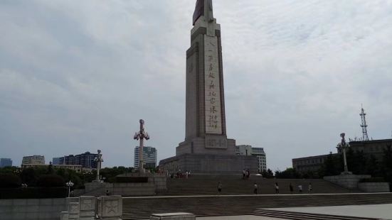 南昌起義紀念碑位於市中心八一廣場，這裏地處鬧市，交通便利，碑