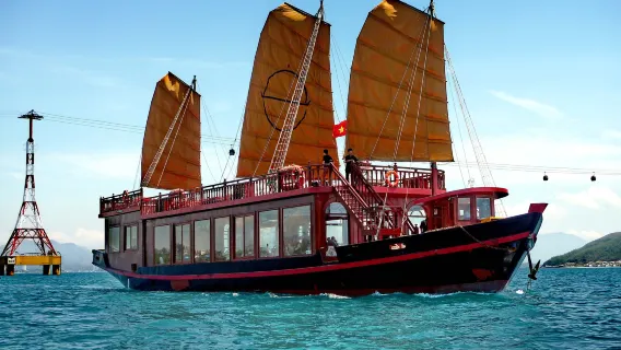 Royal cruise experience in Nha Trang Bay (enjoy an unforgettable sailing adventure)