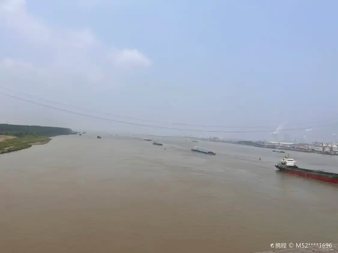 Hotels near Tongling Yangtze River Bridge Park