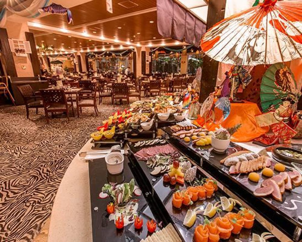 廣州長隆主題酒店自助餐廳,自助餐桌上擺放冷盤、壽司及日式裝飾