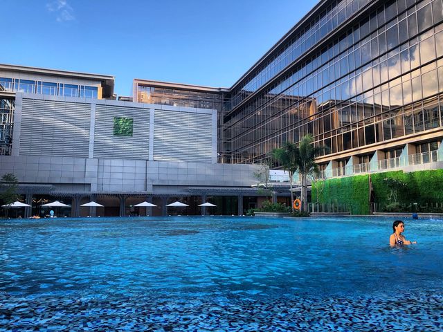 馬尼拉希爾頓酒店 | 超巨型泳池！