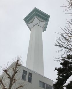 五棱郭塔位于五棱郭公园西南边的入口附近，登上90米高的展望台