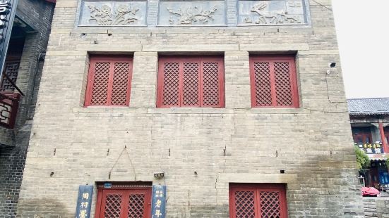 魁星阁古建筑群位于周村银子市街南首，始建公元1852年。南临