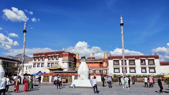 大昭寺广场位于大昭寺前，矗立着挂满经幡的大旗杆（塔青） 。虔