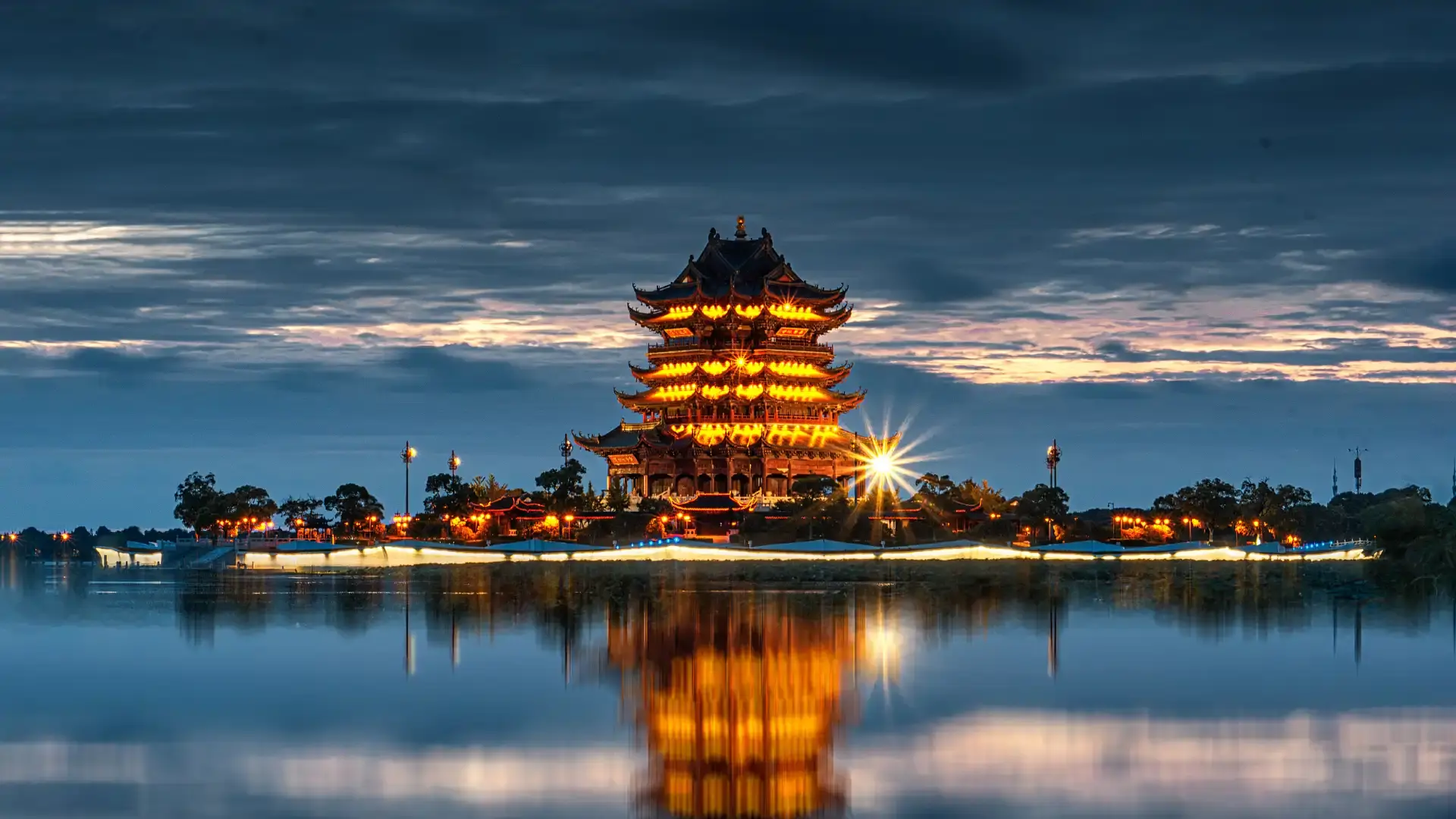 Hotels near Yangcheng Lake
