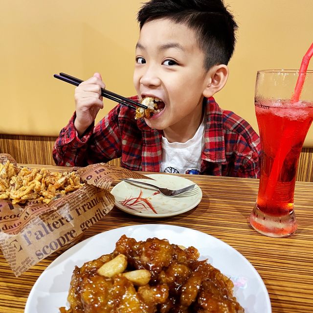  位於山林道的韓風小店， 炸雞一百多元足有十幾件！