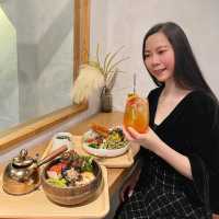 木屋日系Café，超大玻璃窗前面用餐打卡