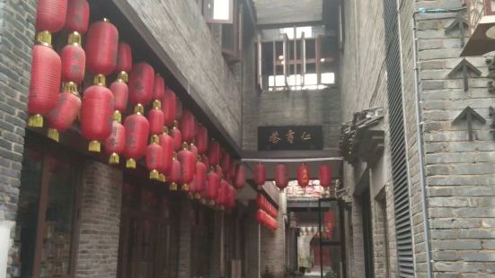 劍南老街完全是一個仿古建築，這種樣式，一方面使遊客在遊覽過程