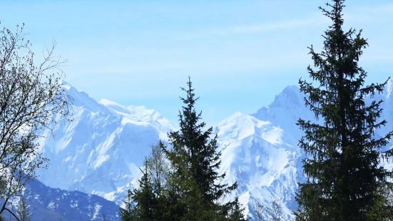 夏特古道 中不僅有草甸、森林、雪山、河流、湖泊、冰川等自然景