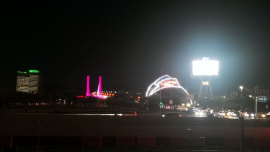 入夜的横琴大桥更加迷人，车流的灯光与大桥的霓虹灯交相辉映，形