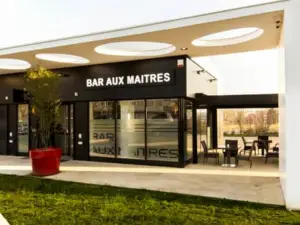 Le Bar Aux Maîtres