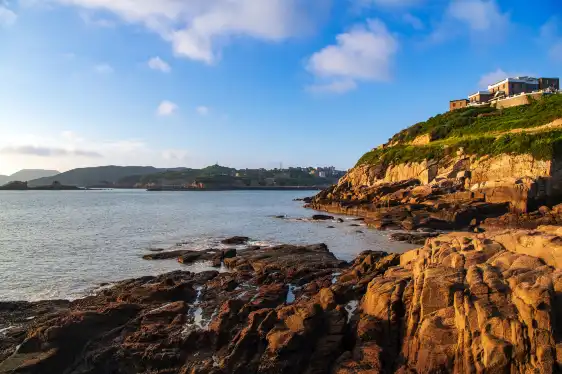 鄰近洞下沙灘的酒店