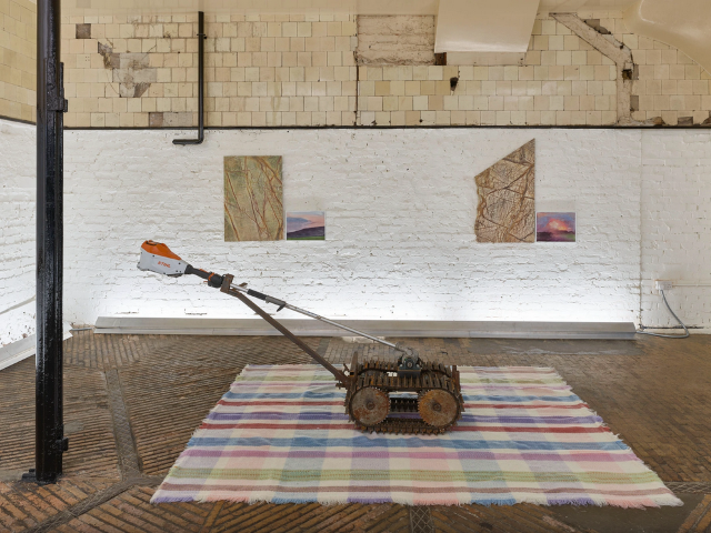 塔納西斯·託茨卡斯《含礦物質和軌道線》展覽 | Sylvia Kouvali