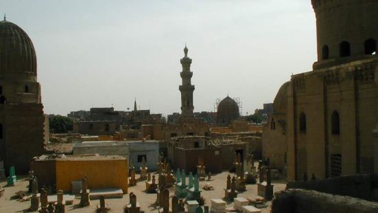 死人城是开罗最有名的墓地，称作卡拉发公墓群，占地面积约为6平