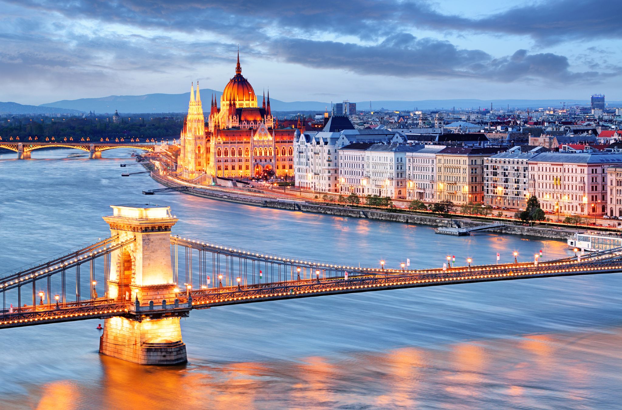 Budapest 1-day tour [Returns by 5 PM + Single traveler booking available + Downtown hotel pickup + English service]